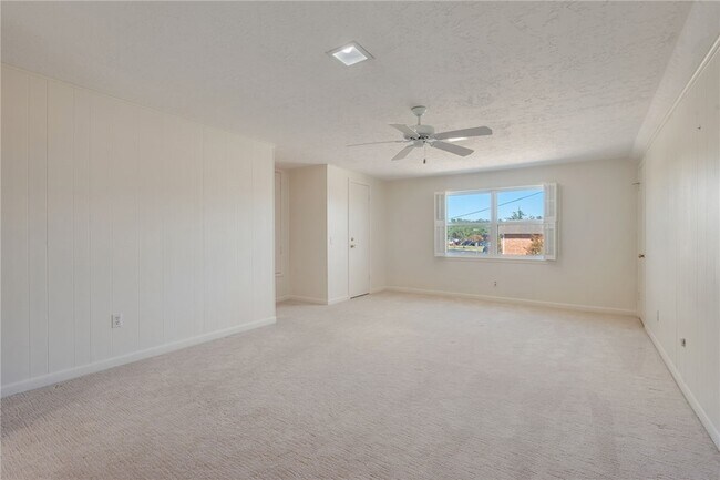 Building Photo - 1205 Brook Hollow Dr