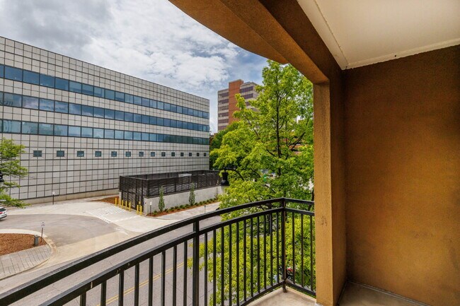 Building Photo - 2 Bedroom, 2 Bath Apartment in Birmingham