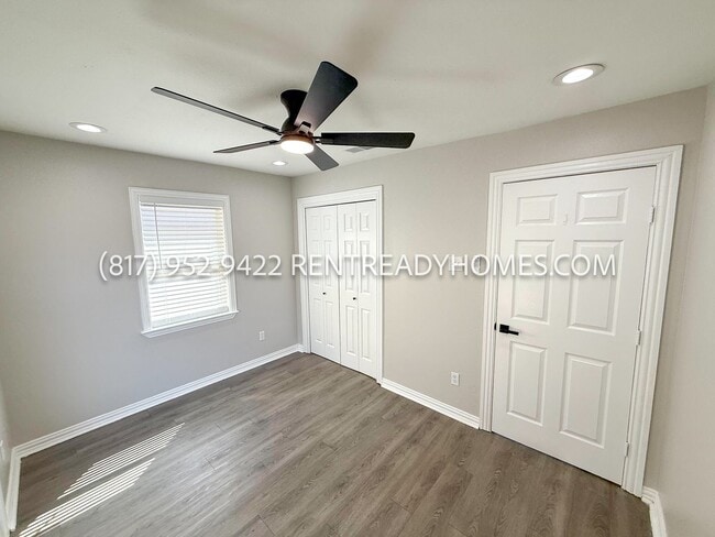 Building Photo - 913 Harrison Dr