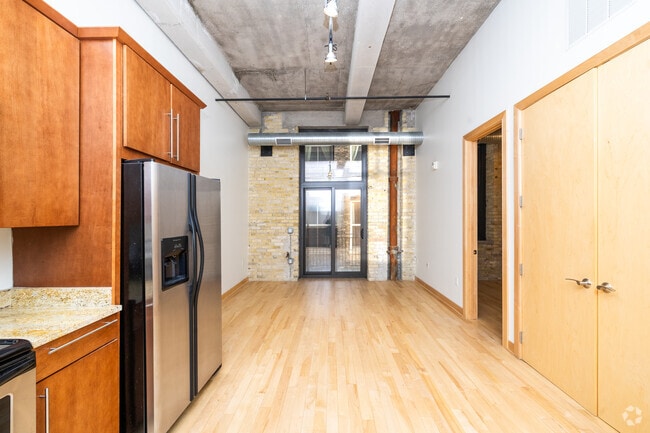 1BR, 1BA - 575SF - Living Room - 239 E Chicago St