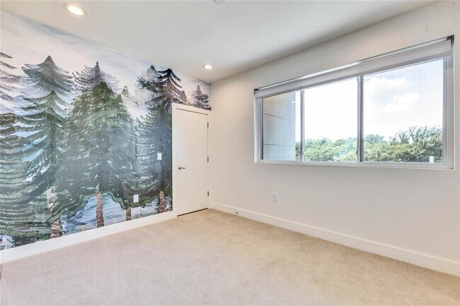 Building Photo - 604 N Bluff Dr