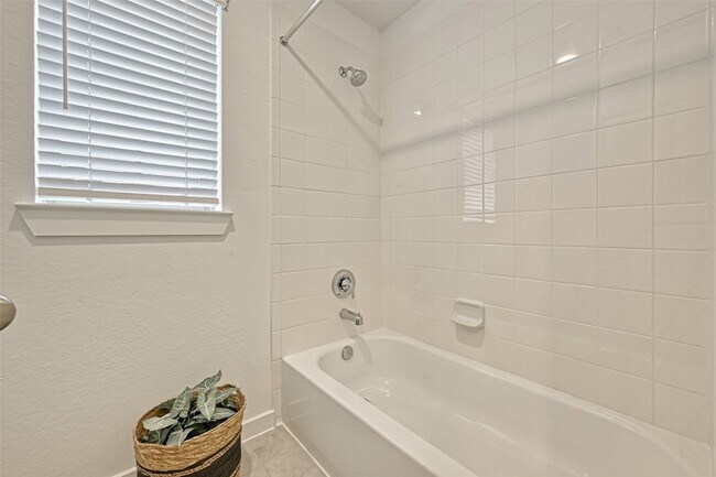 Building Photo - 323 Highland Bayou Dr