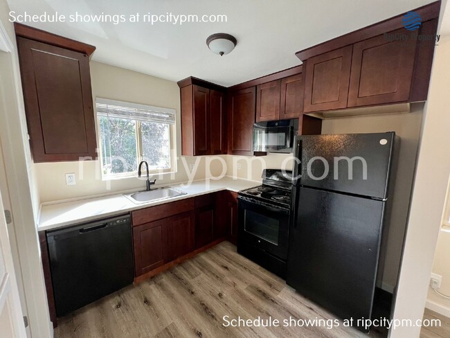 Building Photo - Charming 1-Bedroom Apartment downtown Hill...