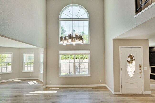 Building Photo - Beautiful and spacious 3 bedroom 2.5 bath ...