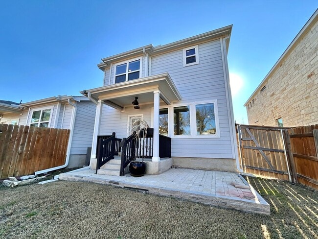 Building Photo - Charming 3 Bed / 2.5 Bath Family Home