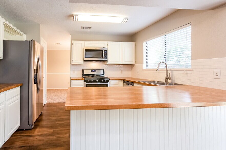 Building Photo - 2607 Hidden Garden Dr