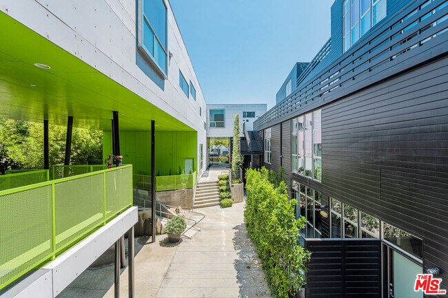 Building Photo - 825 Kings Rd