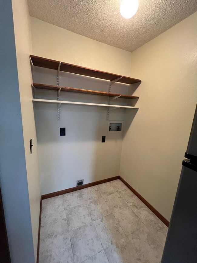 Building Photo - 1BR in Hollister - Coming soon