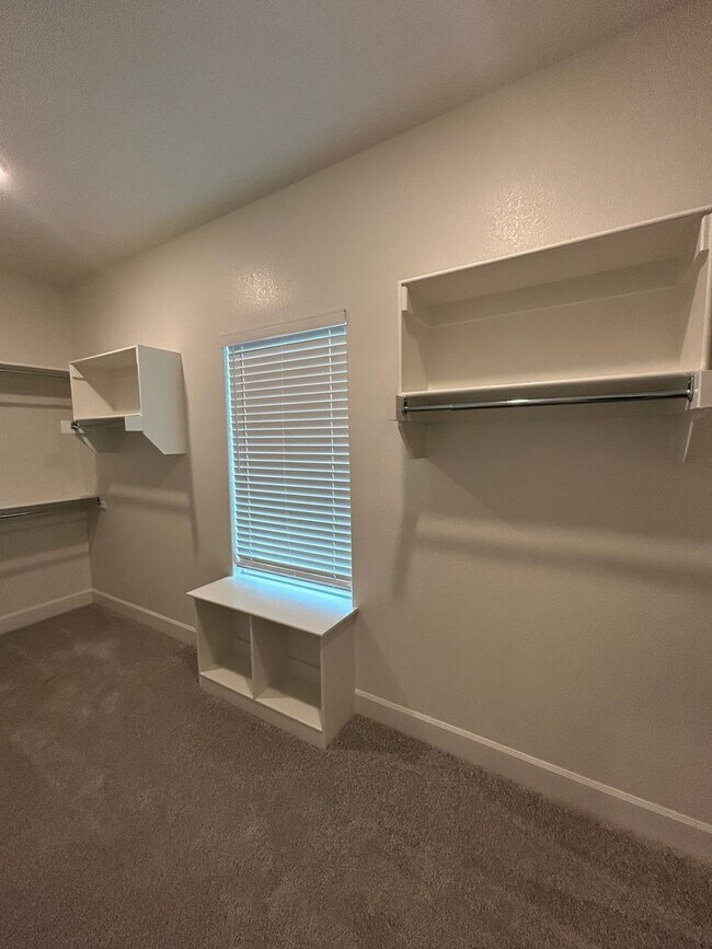 Building Photo - Beautiful Modern Home in Pea Ridge!