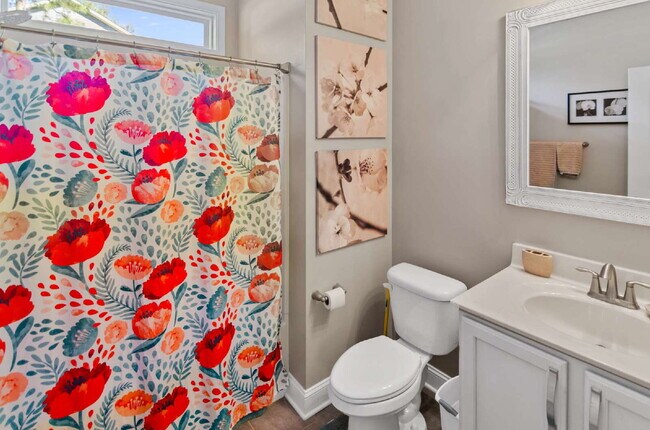 Building Photo - "Spacious 4-Bedroom Sanctuary with 3 Full Baths in Hampstead – Your Dream Home Awaits!"