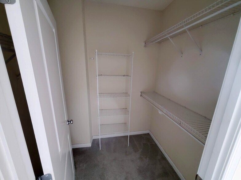 Walk-in closet - 851 N Glebe Rd