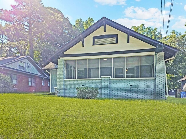 Building Photo - Beautifully Renovated 4 Bedroom Home in th...