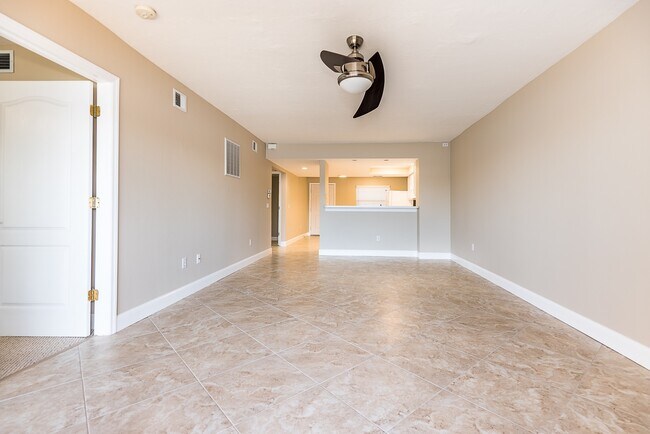 Building Photo - UPDATED GROUND FLOOR CONDO CLOSE TO 1-75