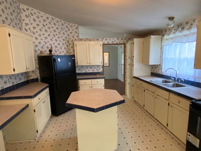 Building Photo - 3 bedroom 2 bath Mobile Home on 1 acre in Jasper