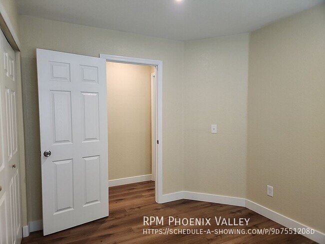 Building Photo - 2533 N Silverado-