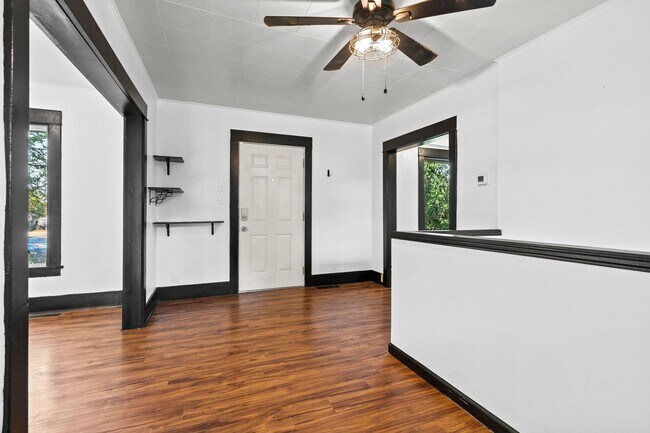 Building Photo - NorthEast Spokane Home - Beautifully Updated