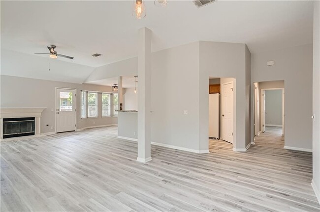 Building Photo - 102 Evergreen Cir