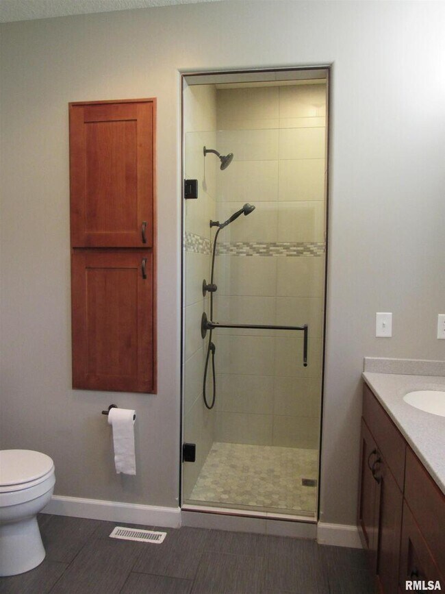 Building Photo - 405 E Palace Row