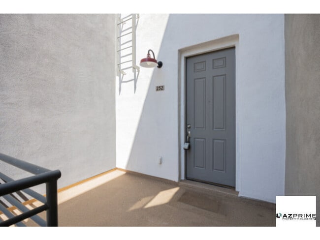 Building Photo - Premium 1/2 Split-Level Condo in Chandler ...