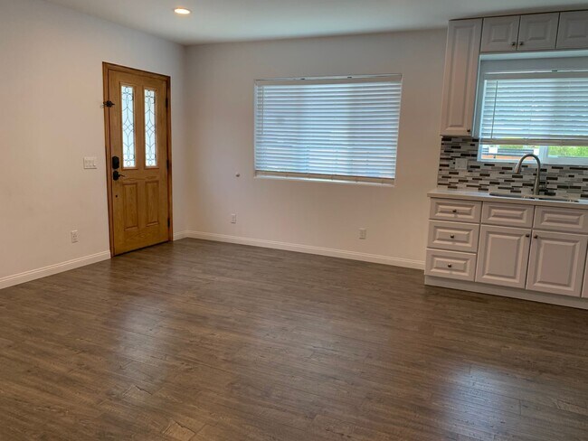 Building Photo - Beautiful 4 Bedroom, 2 Bathroom Sylmar House for Lease (Main House)!