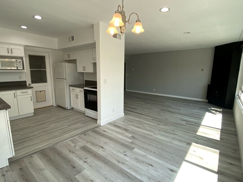 Building Photo - 10823 Camarillo St