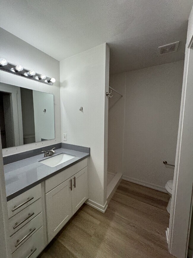 Building Photo - "Charming 1-Bedroom Haven with 1.5 Baths on Hines Avenue, Waco"