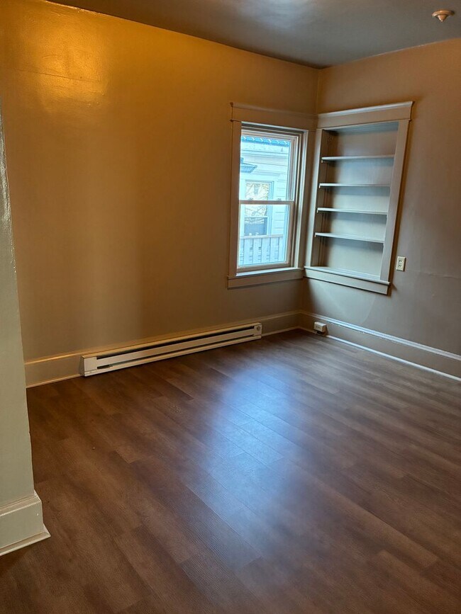 Building Photo - 206 Lincoln Way E