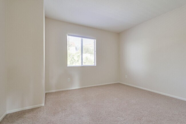Building Photo - Gorgeous 4 Bedroom Santa Fe Hills Home With a Pool!
