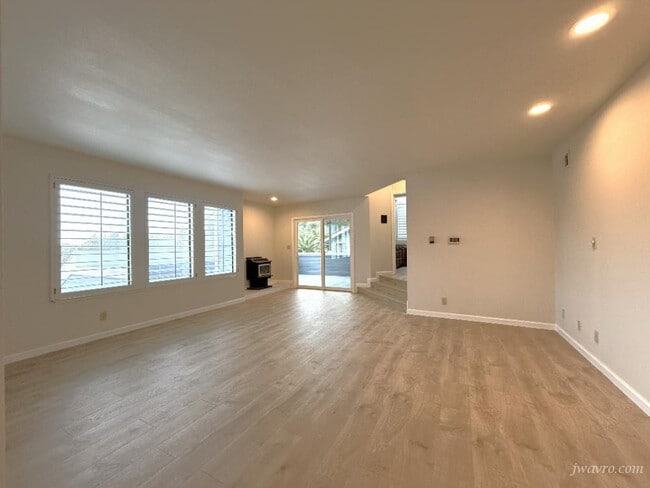 Building Photo - 165 Tiptoe Ln