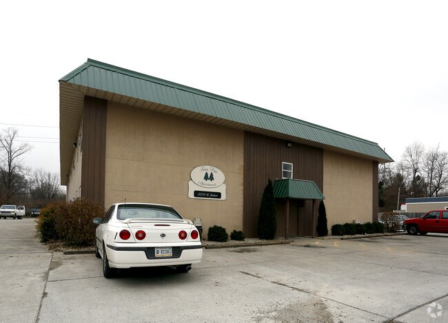 Primary Photo - Twin Pine Apartments