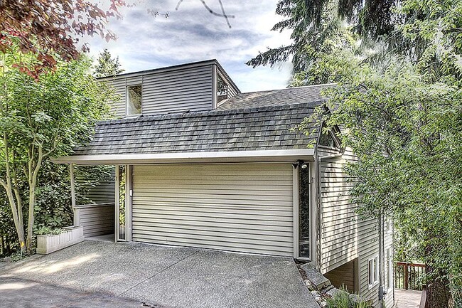 Building Photo - Mercer Island Beauty 4bed/2.5bath Home