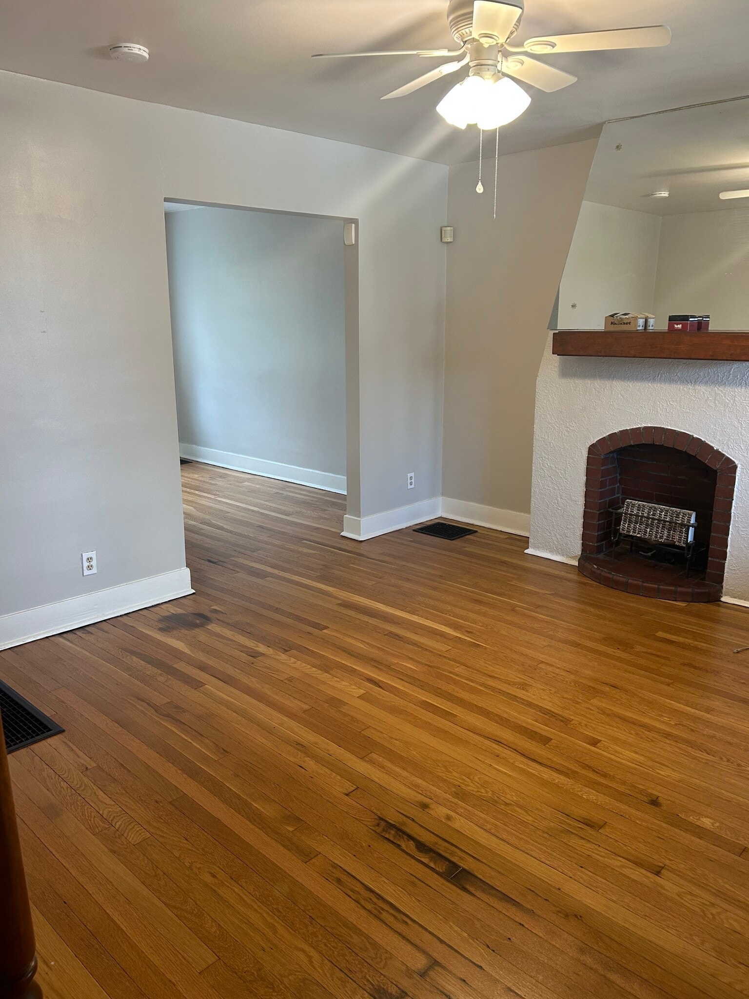 Building Photo - 940 Mirror St