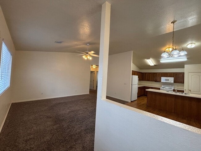 Building Photo - DARLING TOWNHOME FOR RENT IN HURRICANE!