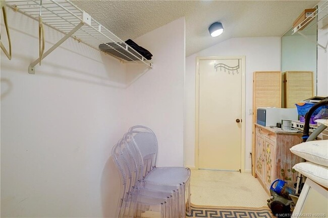 Building Photo - 233 NE Edgewater Dr