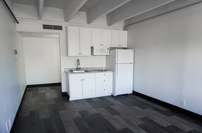 Building Photo - 1408 Buffalo Jones Ave