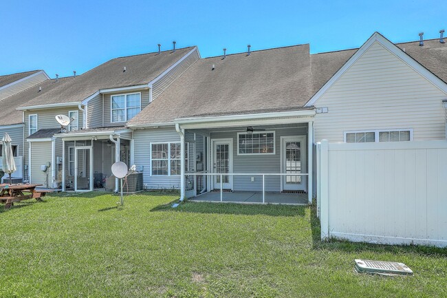 Building Photo - Charming 3-Bedroom Townhome in Summer Wood...