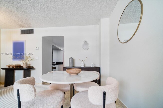 Building Photo - 999 Brickell Bay Dr