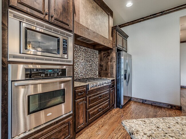 Building Photo - Luxury Townhome in Edmond + Near Rose Cree...