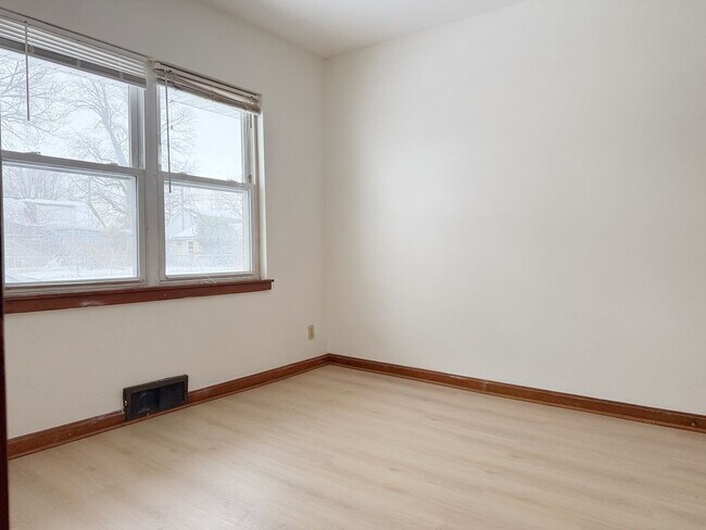 Building Photo - 1339 E Illinois St, Evansville, one bedroom, one bathroom