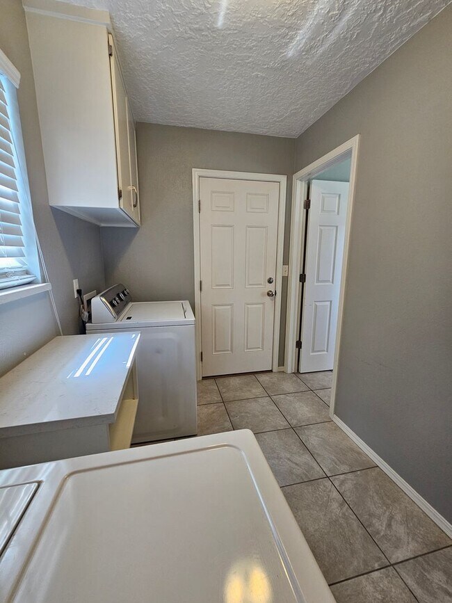 Building Photo - (3) Bed/(1.5) Bath in Core Norman Avail NOW!