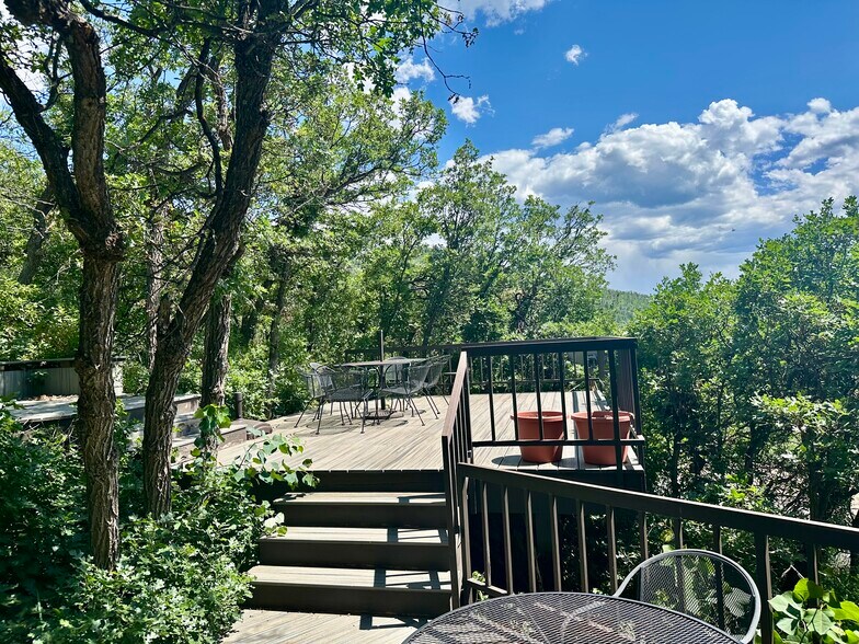 Building Photo - 1400 Overlook Dr
