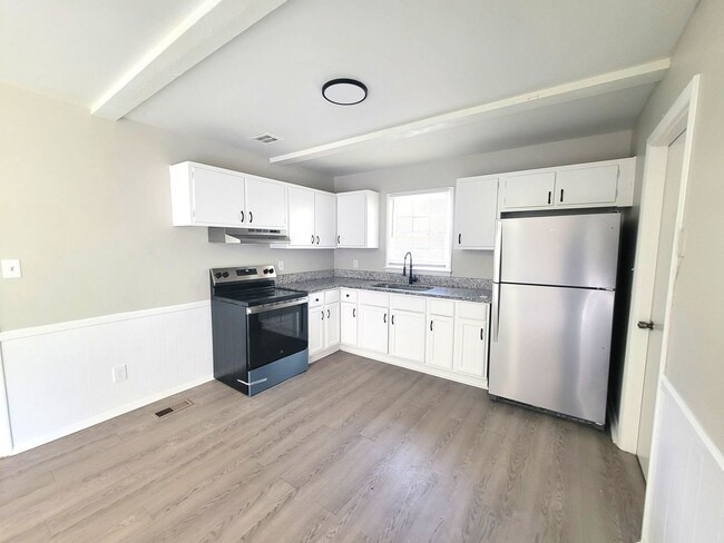 Building Photo - 3 Bedroom Brick Ranch in East Charlotte For Rent!