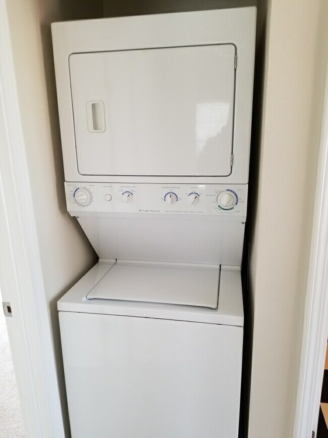 Full capacity washer & dryer - 8864 Flamingo Ct