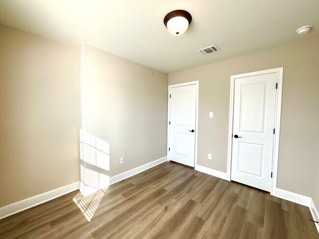 Building Photo - **APPLICATION RECEIVED** Three Bedroom Townhome in Prime Location! Close to New IKEA, I-35, Forum...