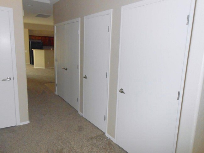 Building Photo - Great Large Condo w/Garage in NW gated Com...