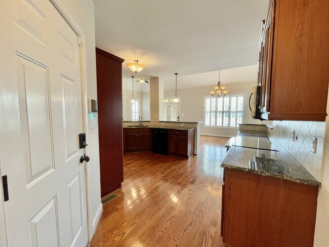 Building Photo - 4 Bed, 2 Bath Nest With Pool In Mariner's Pointe