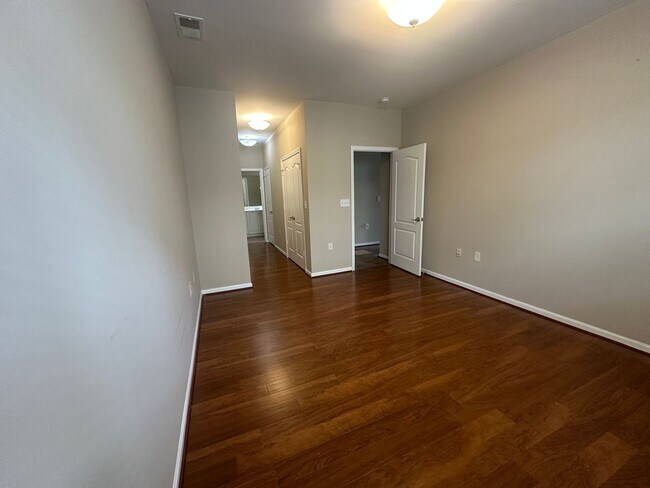 Building Photo - Beautiful townhouse style condo in Ridgely Manor - App Pending!