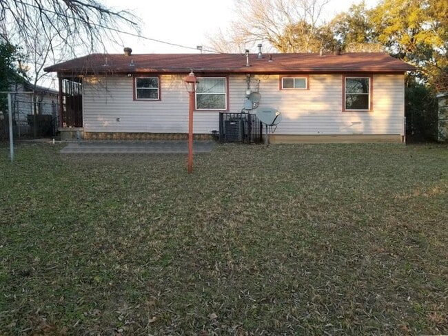 Building Photo - 12008 Bellafonte Dr