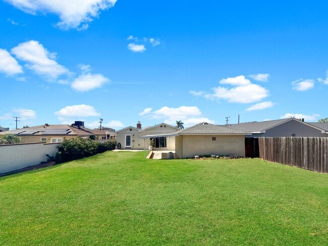 Building Photo - Gorgeous 3B/2BA house w/ Large Backyard, A...