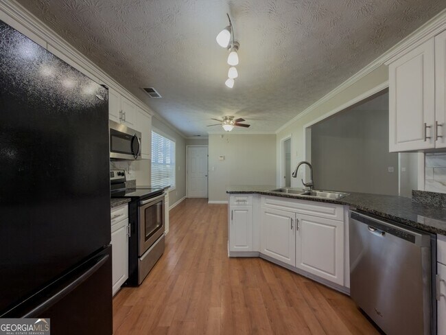 Building Photo - 593 Red Tip Ln